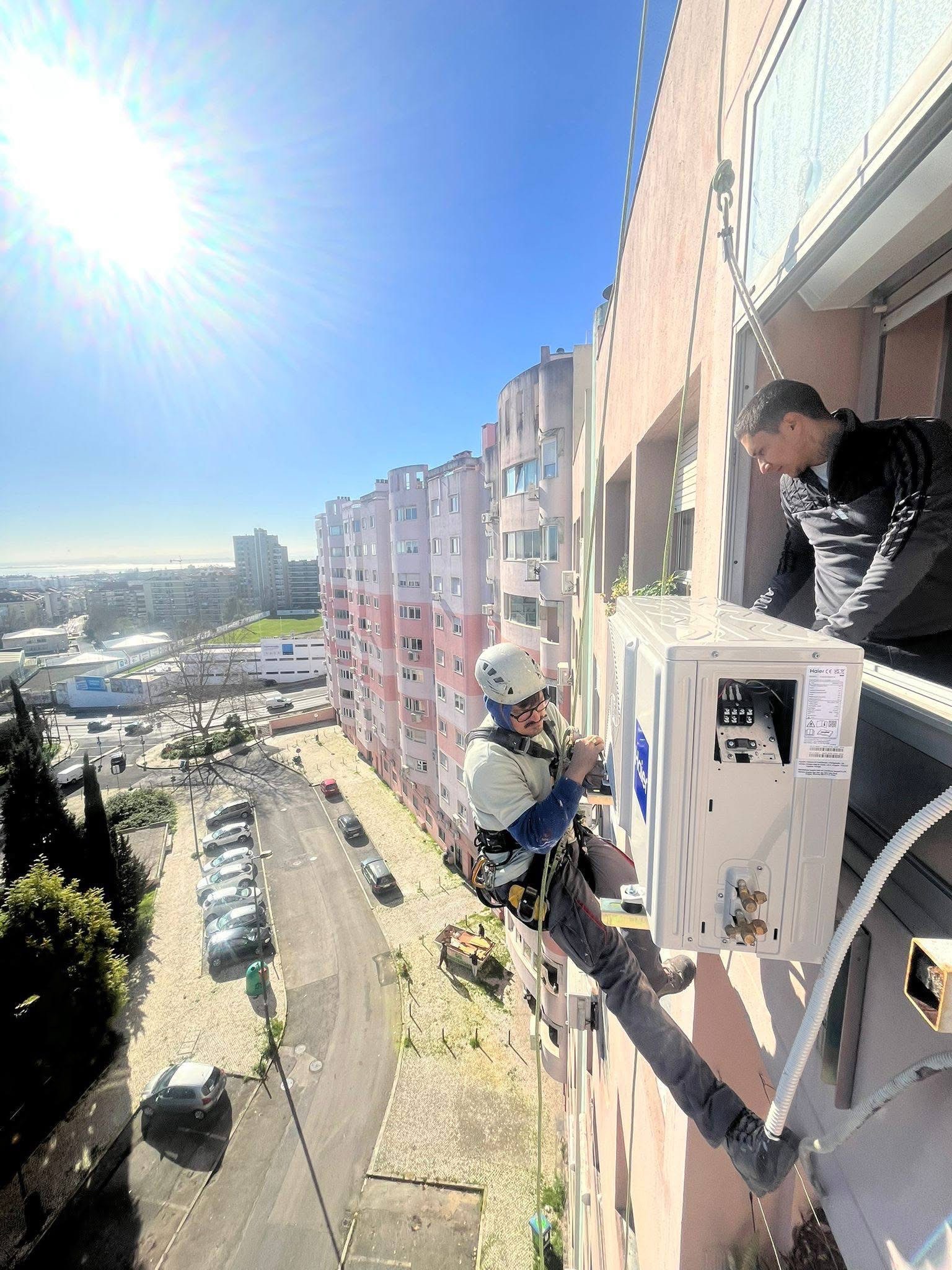 Técnico da Medida Vibrante a realizar instalação de ar condicionado